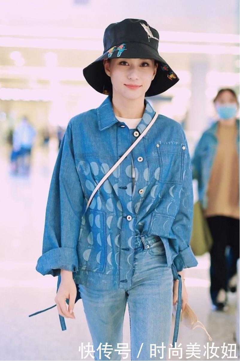 舒适感|何超莲比穿搭博主更“洋气”,牛仔衬衫配牛仔裤,轻松美出圈