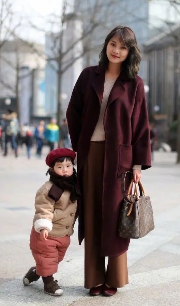 女人当妈后,别总用大衣配打底裤,学下面辣妈这样穿,减龄显气质