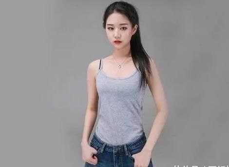 美女模特：紧身牛仔裤具有青春的活力，更有女人味！