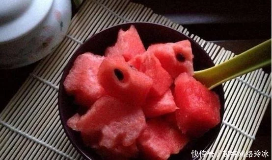 日本人吃西瓜的时候,为什么还要撒盐?-为什么