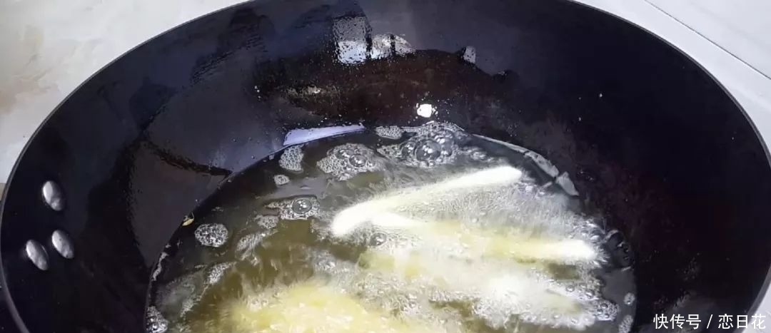 面粉一斤,鸡蛋两个,筷子搅拌一下,教你做创意小油条,比麻花好吃