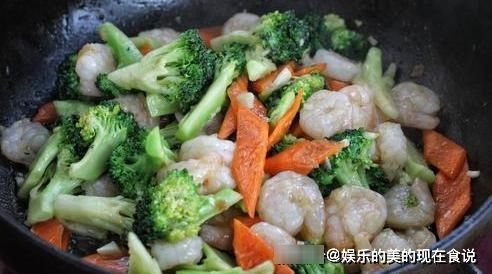西兰花炒虾仁的做法，很多人没注意这一点，难怪不西兰花清脆