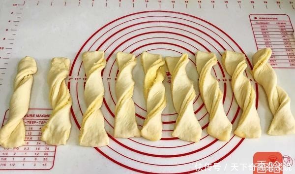 柔软到怀疑人生!一次成功的椰蓉奶棒面包,学会了不用去面包店买