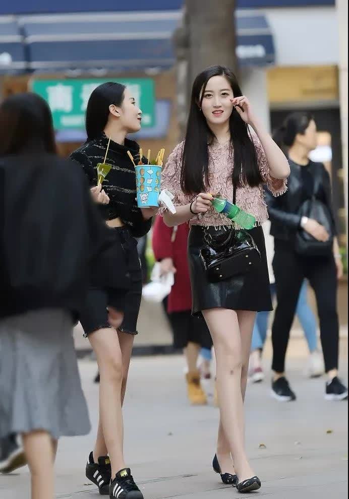 时尚靓丽 一对时尚靓丽的性感美眉, 黑皮短裙迷人小身姿充满年轻活力