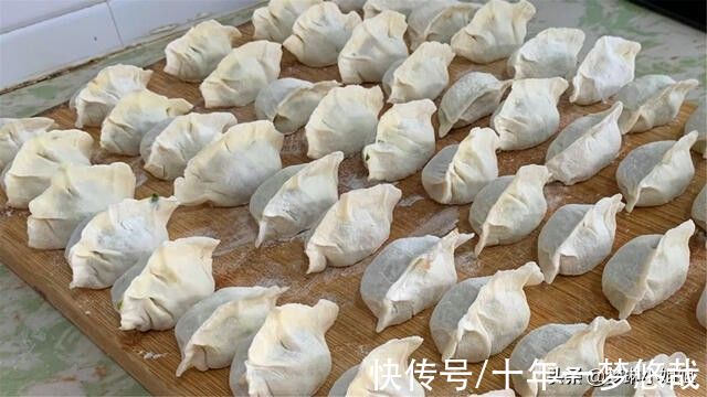 包韭菜饺子，直接拌馅是大错，多加1步，韭菜馅更翠绿，不出水