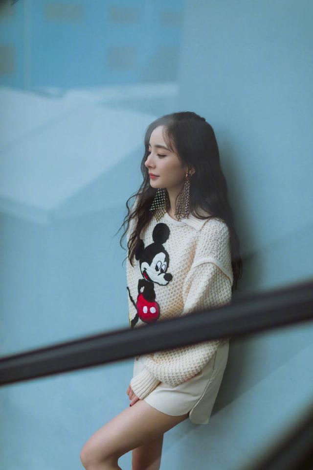 章若楠 秋天凉了别再露腿了,毛衣+长裤温暖又时髦,贼好看