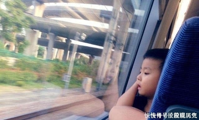 椅子|一节车厢两个孩子,却展示了不同的家教,未来早已经一目了然!