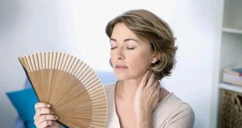 绝经|女人在绝经前，身体一般有这4个症状，尤其第一个，自己最易发现