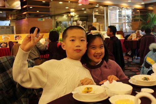 “奶奶身上有怪味儿”，孩子的童言无忌生尴尬，妈妈用高情商化解