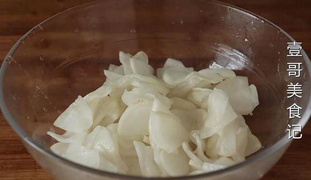 白萝卜怎么做最好吃,大厨教你,加1碗花生米,开胃下饭又解馋