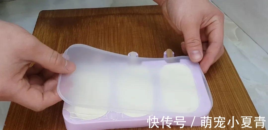 4个鸡蛋，1袋牛奶，冰箱里一放，做出特色雪花，吃过就念念不忘