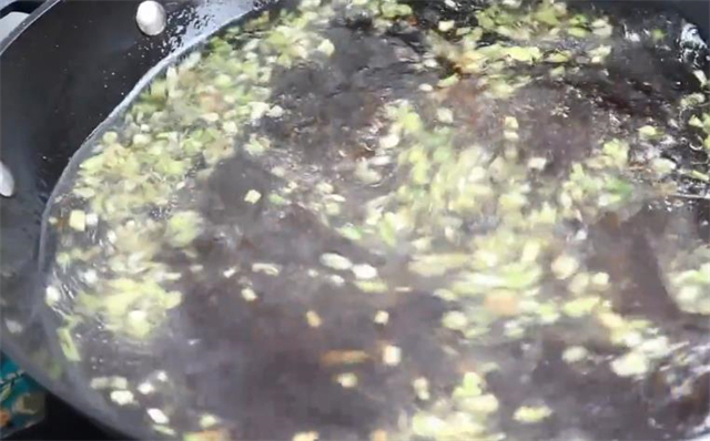 玉米面漏鱼的做法，不用擀面，不用揉面，锅里360搅，地道家乡饭