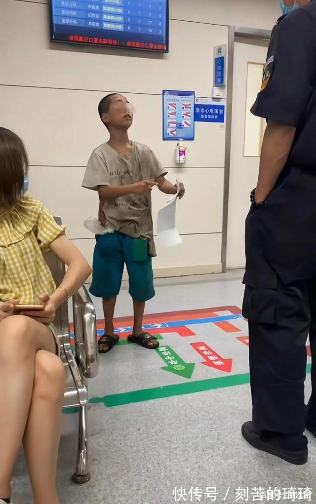 海盗君|流浪男孩给病父排队缴费爸爸骨瘦如柴,2个弟妹躺地上睡得正香