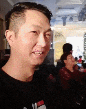 |搞笑GIF:一桌子女的没一个男的漂亮, 确实挺尴尬!