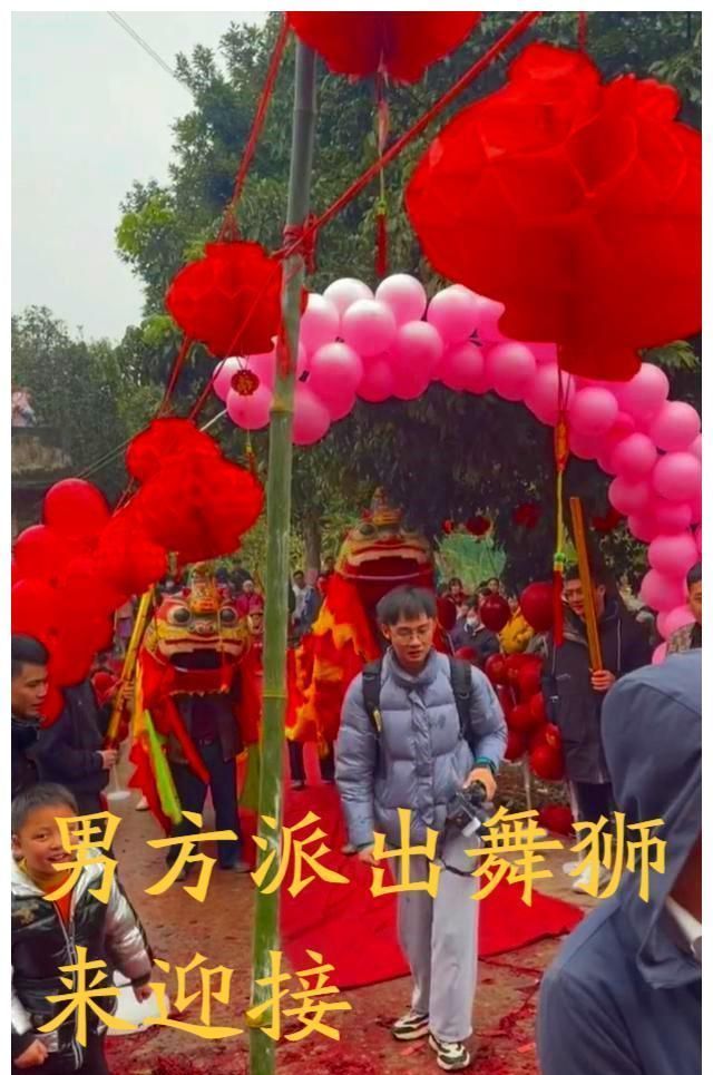 婚纱|广西新娘出嫁,身后有迪迦奥特曼拖着裙摆,网友:前男友的执着