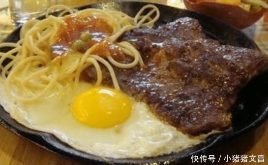 吃牛排时,盘子里有个煎蛋,不懂的人直接吃掉,服务员见了乐开花