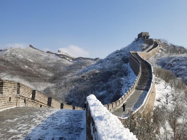 漫山遍野披“白纱”，雪后八达岭一幅水墨画