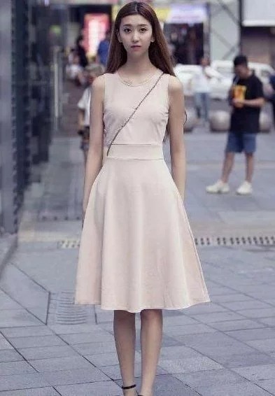 心动|街拍貌美如花的小姐姐,十足的气质,一举一动要让人心动