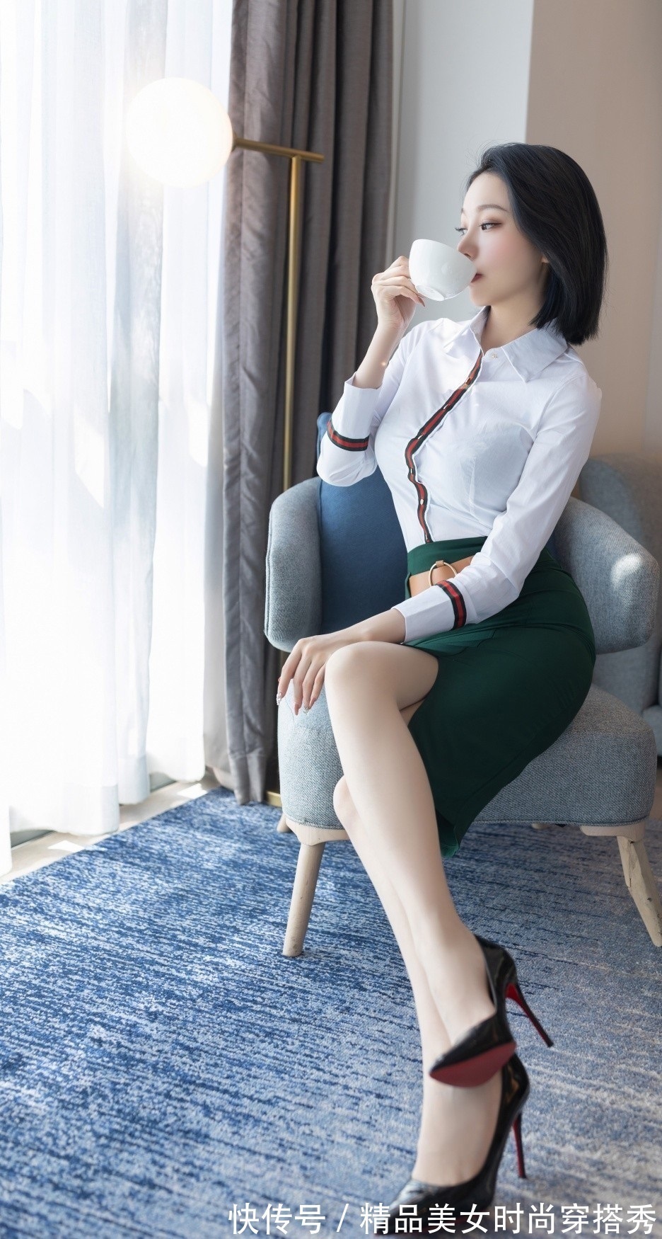 半身裙 白色的衬衫下搭墨绿色的半身裙,做一个优雅的女人