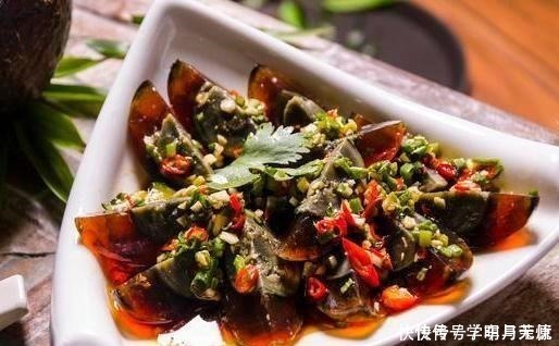 凉拌皮蛋时,3种调料缺一不可,很多人不懂,难怪皮蛋难吃不入味