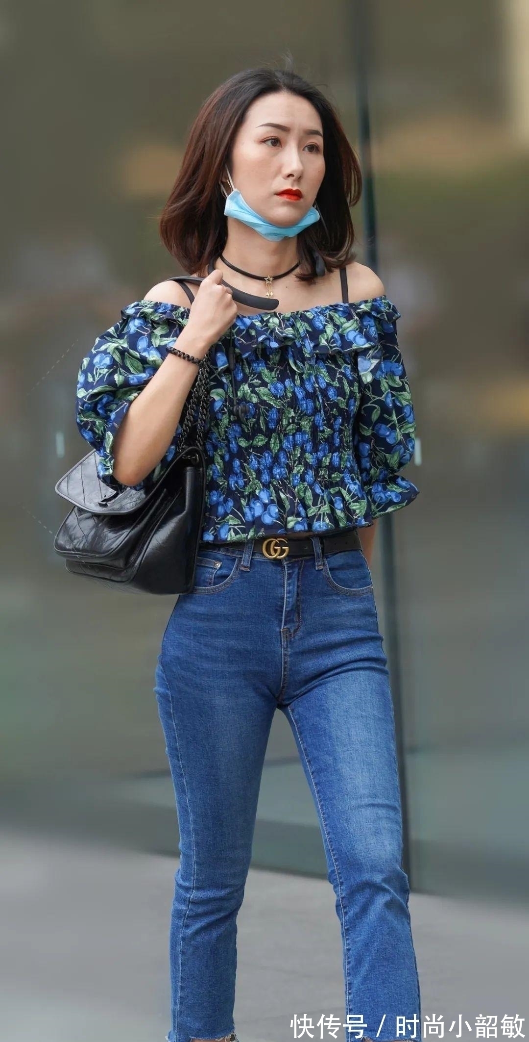 美女 紧身牛仔裤这么穿才好看,配上一字肩,时尚又迷人