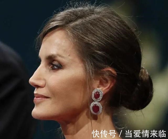 耳环 新年就是要红!王室红宝石珠宝看起来!