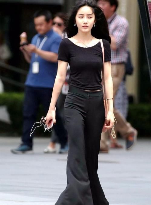 格外|街拍气质美女:紧身上衣加喇叭裤,看上去格外修长