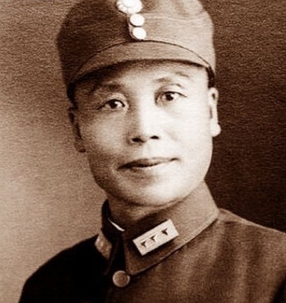 军队|他是实力最强军阀，地位比冯玉祥阎锡山高，老蒋忌惮把他调离军队