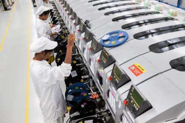 印度|印度富士康工人条件有多恶劣:900元一月,30人挤一间宿舍