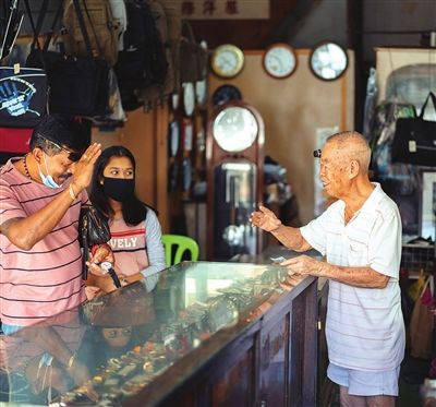  岁月|他把岁月藏在修好的钟表里（图）