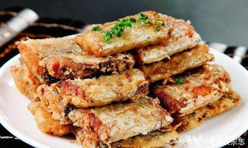 干炸带鱼,直接拍粉炸就错了,难怪腥气不好吃,大厨这样做才对