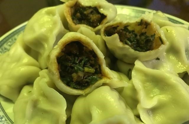  包饺子耗时耗力，但是乐在其中！