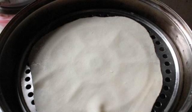 78岁奶奶做春饼的秘方,只需多加“这1步”,皮薄如纸,弹性十足
