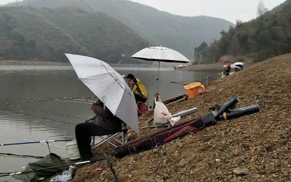 初冬时,九成人只会一味打大窝,少了二种钓法,难怪钓不到大鲫鱼