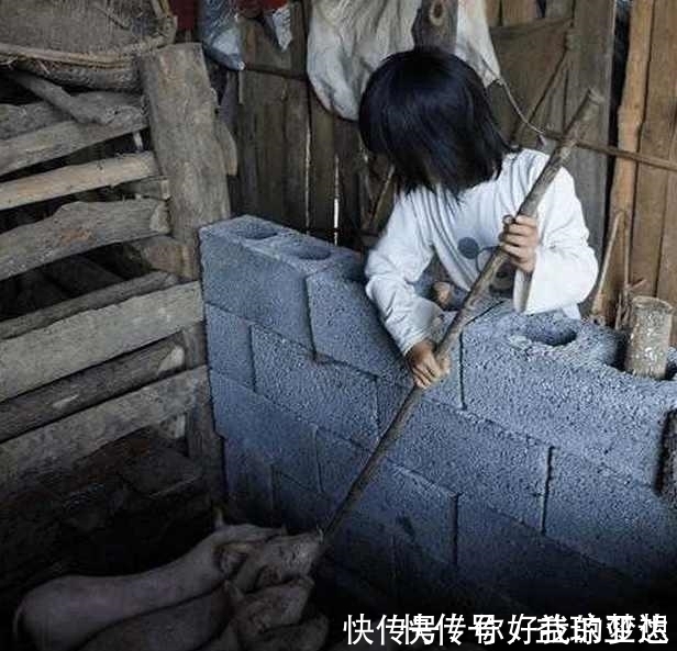 小小年纪|7岁小女孩自己做饭,还养了一窝小猪,问她妈妈在哪,她却哭了!