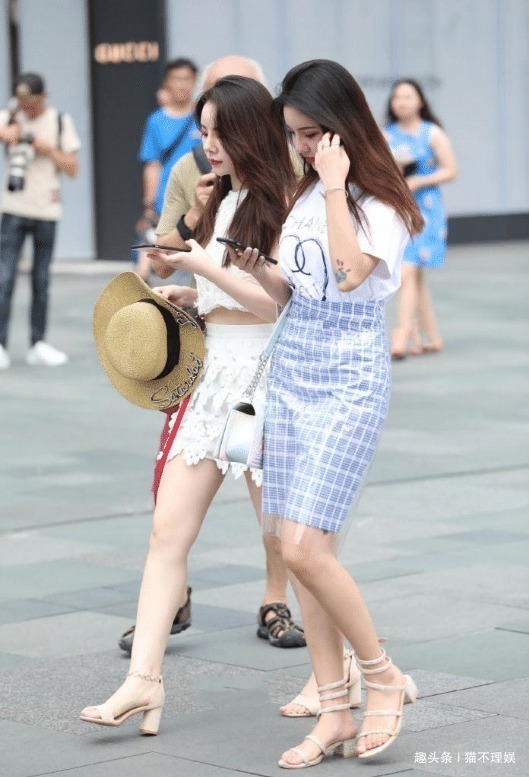 一个套着“塑料袋”上街，一个穿着“鱼鳞片”，认真的吗