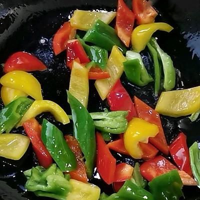 三椒牛柳好吃有诀窍，学会这2个技巧，真费米饭