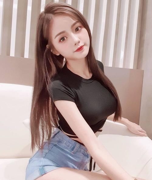 颜值 身材娇小的马来西亚女生,这几套居家穿搭,秀出了性感女人味