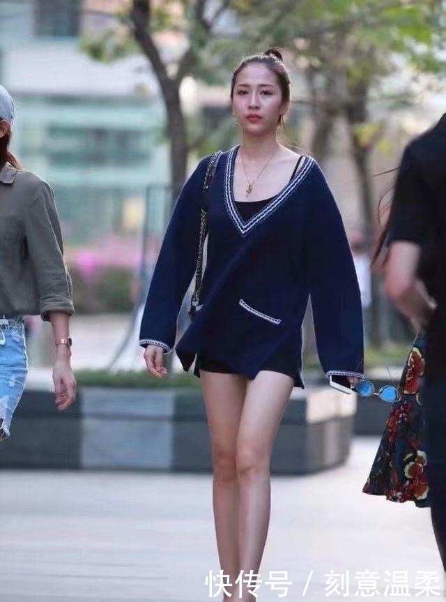 街拍:图3牛仔裤美女好美丽,简直撩人心弦!