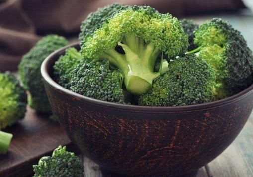 污垢|西兰花用清水越洗越脏,教你3个妙招,虫卵污垢全都自动跑出来