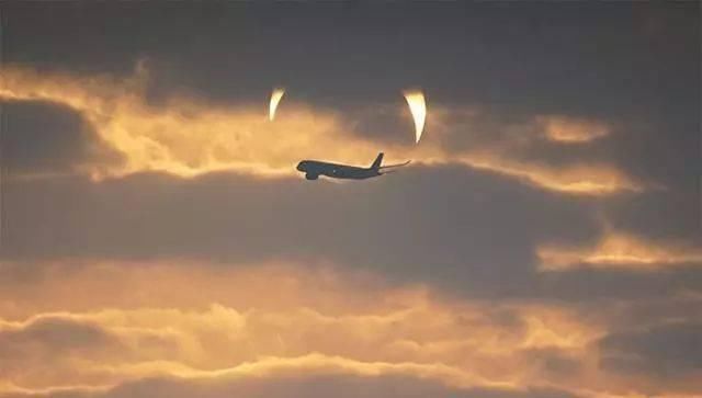 海市蜃楼 月球和太阳同时升起，波斯湾出现神奇罕见海市蜃楼——恶魔之角