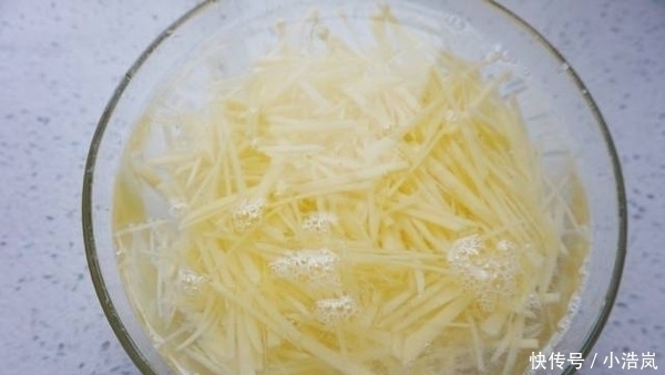 口感|炒土豆丝时,用盐水泡是大错特错的多放一点它,又香又脆不粘锅