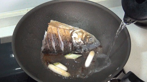 鱼头不是只能炖鱼汤,这样做更受欢迎