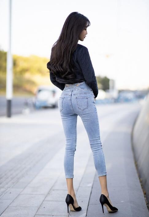 时尚 黑色长袖上衣搭配紧身牛仔裤,时尚潮流霸气十足,时尚依旧