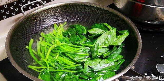 春天,遇到此菜别手软,一次性买10斤,放冰箱冻起来,特省事
