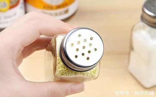 酱油|味精、鸡精和酱油，哪种调味品对身体伤害比较大，大部分人吃错了