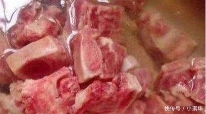 排骨焯水时,多加一勺“它”,血水脏东西自动跑出来,很实用