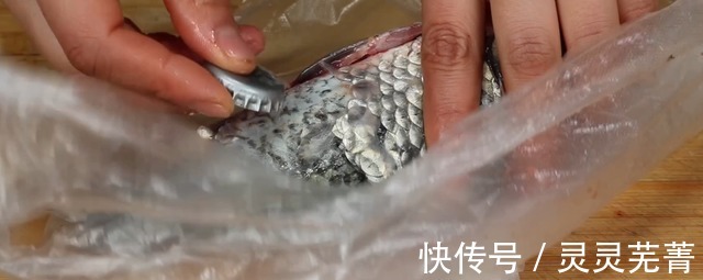 白糖|才知道去鱼鳞不要用刀，加一个塑料袋，又快又干净，这方法太棒了！