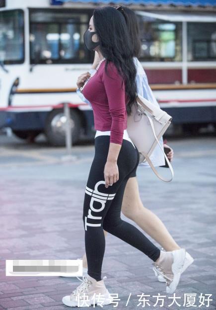 谁说穿裙子才会有气质今春就兴“瑜伽裤”,塑形显瘦太有范