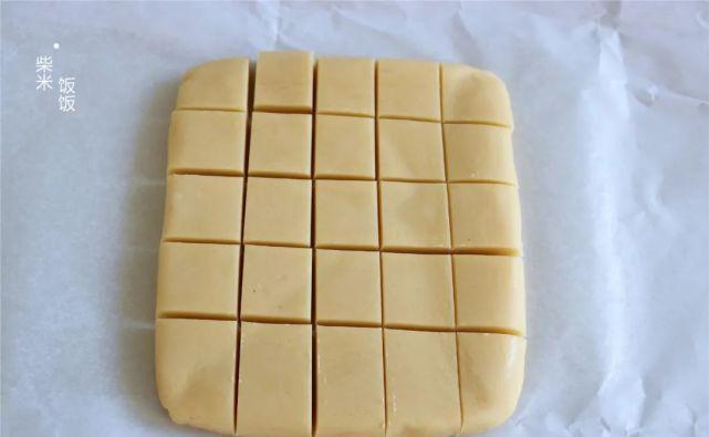 咬一口,酥掉渣,这款炼乳小方太好吃了,做法比面包蛋糕都简单